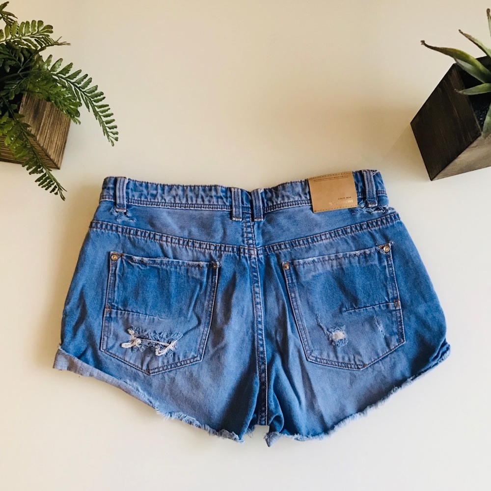 STRADIVARIUS DISTRESSED VINTAGE BLUE DENIM SHORTS - Picture 4 of 6